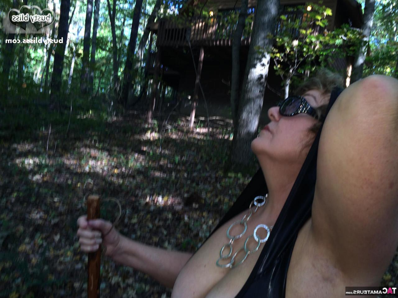 15P Madura Busty Bliss muestra sus tetas naturales fuera de su vivienda rural
