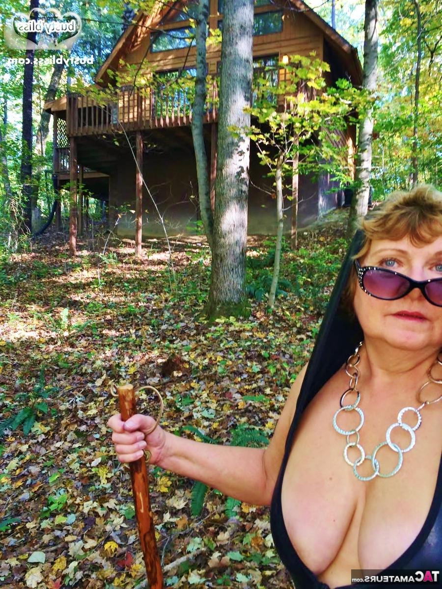 15P Madura Busty Bliss muestra sus tetas naturales fuera de su vivienda rural