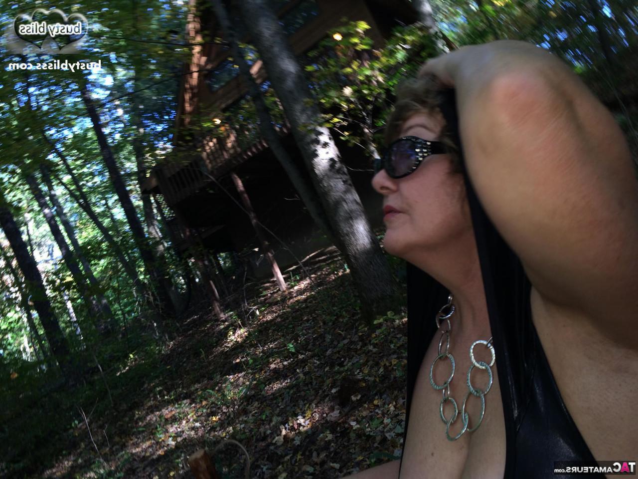 15P Madura Busty Bliss muestra sus tetas naturales fuera de su vivienda rural