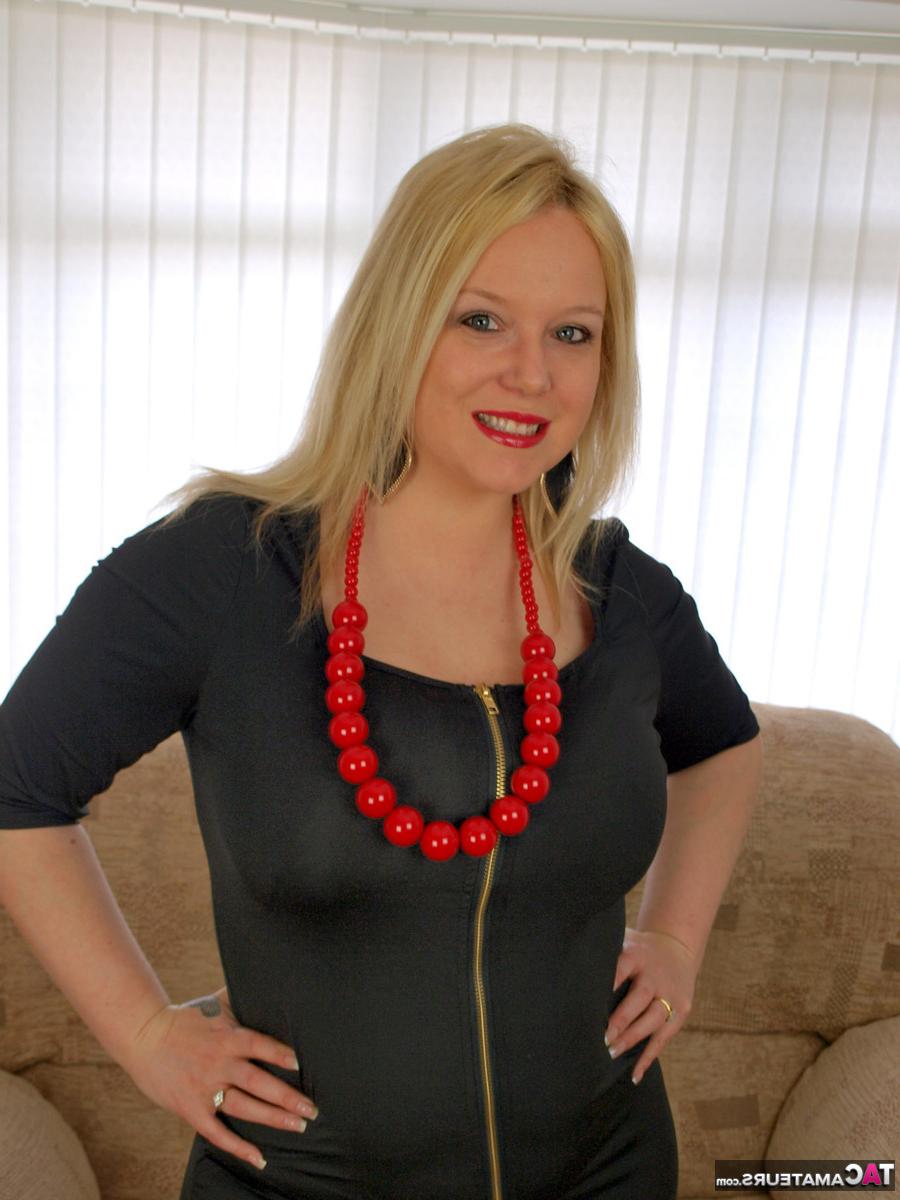 16P La blonde britannique en surpoids Sindy Bust montre ses seins et son cul sans robe noire.