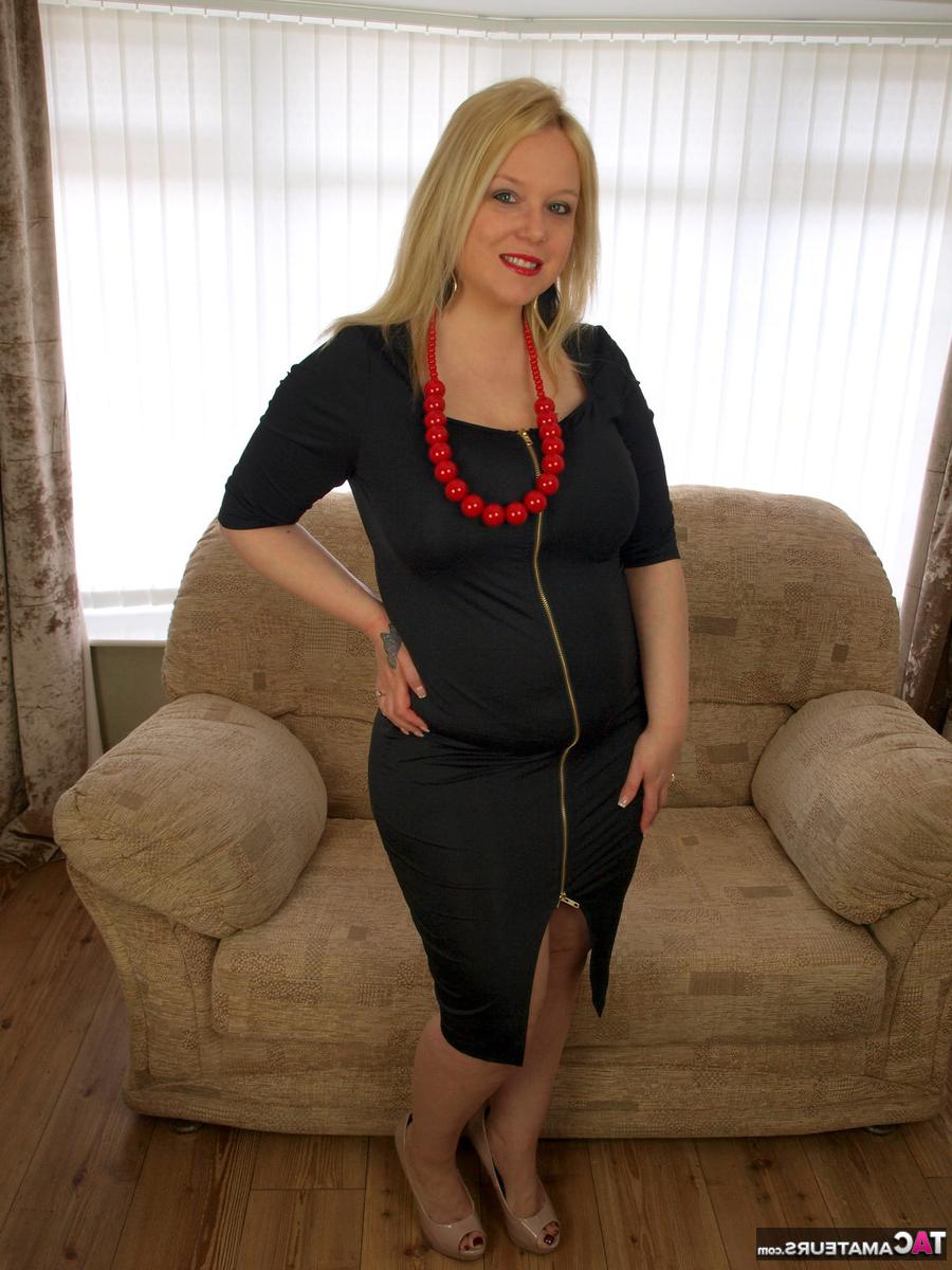 16P La blonde britannique en surpoids Sindy Bust montre ses seins et son cul sans robe noire.