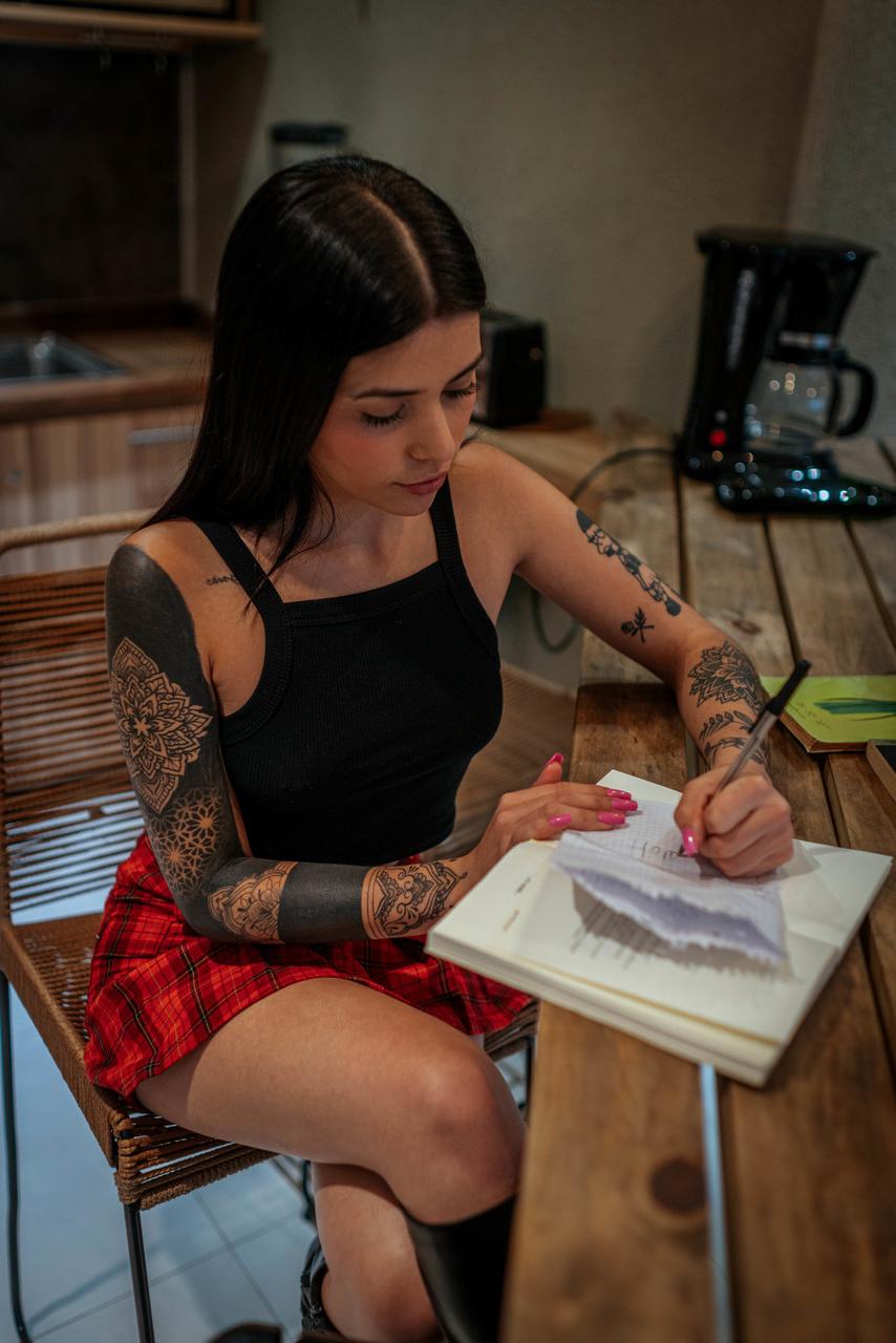 14P A morena sexy Mili Pie mostra uma saia levantada enquanto brinca com minissaias