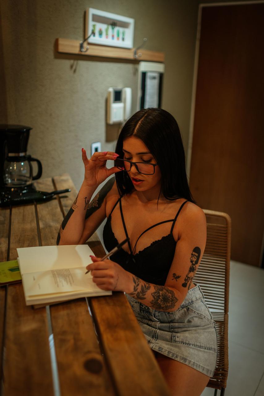 14P A morena sexy Mili Pie mostra uma saia levantada enquanto brinca com minissaias