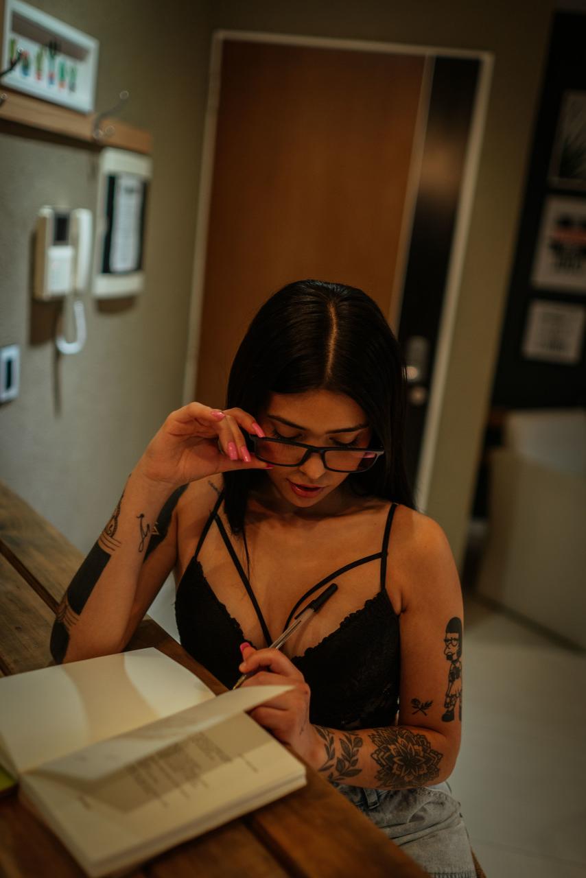 14P A morena sexy Mili Pie mostra uma saia levantada enquanto brinca com minissaias