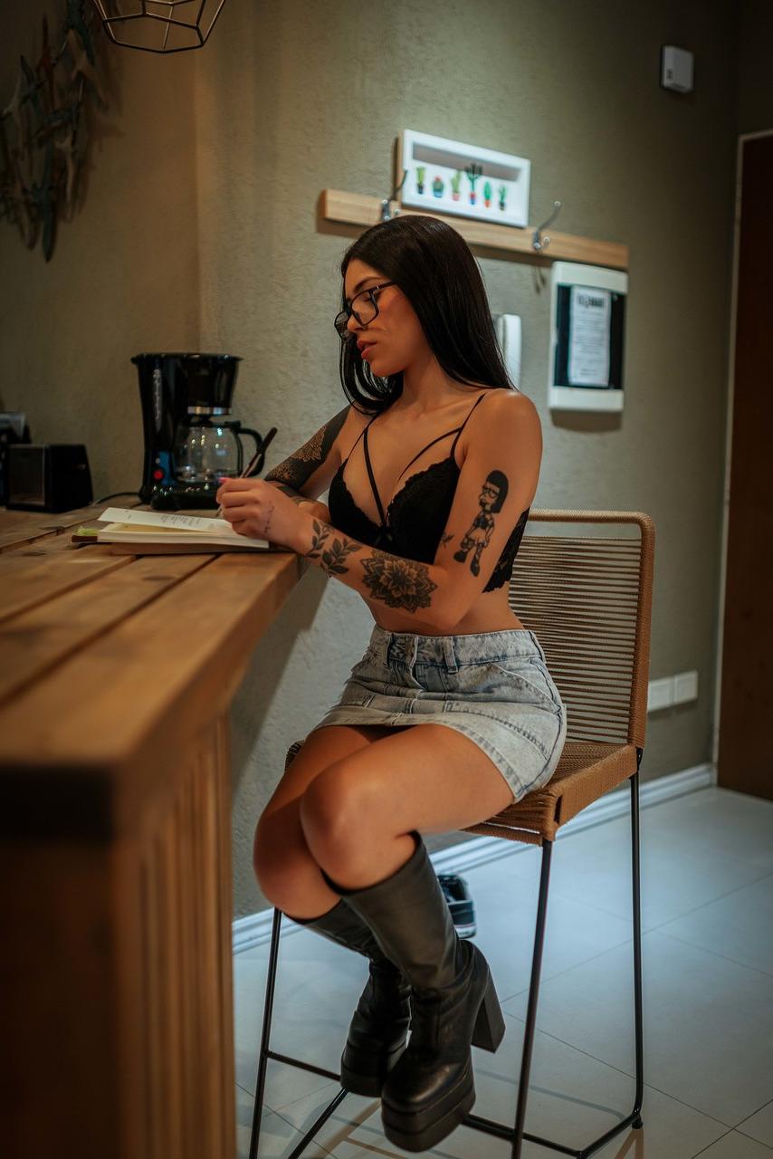 14P A morena sexy Mili Pie mostra uma saia levantada enquanto brinca com minissaias