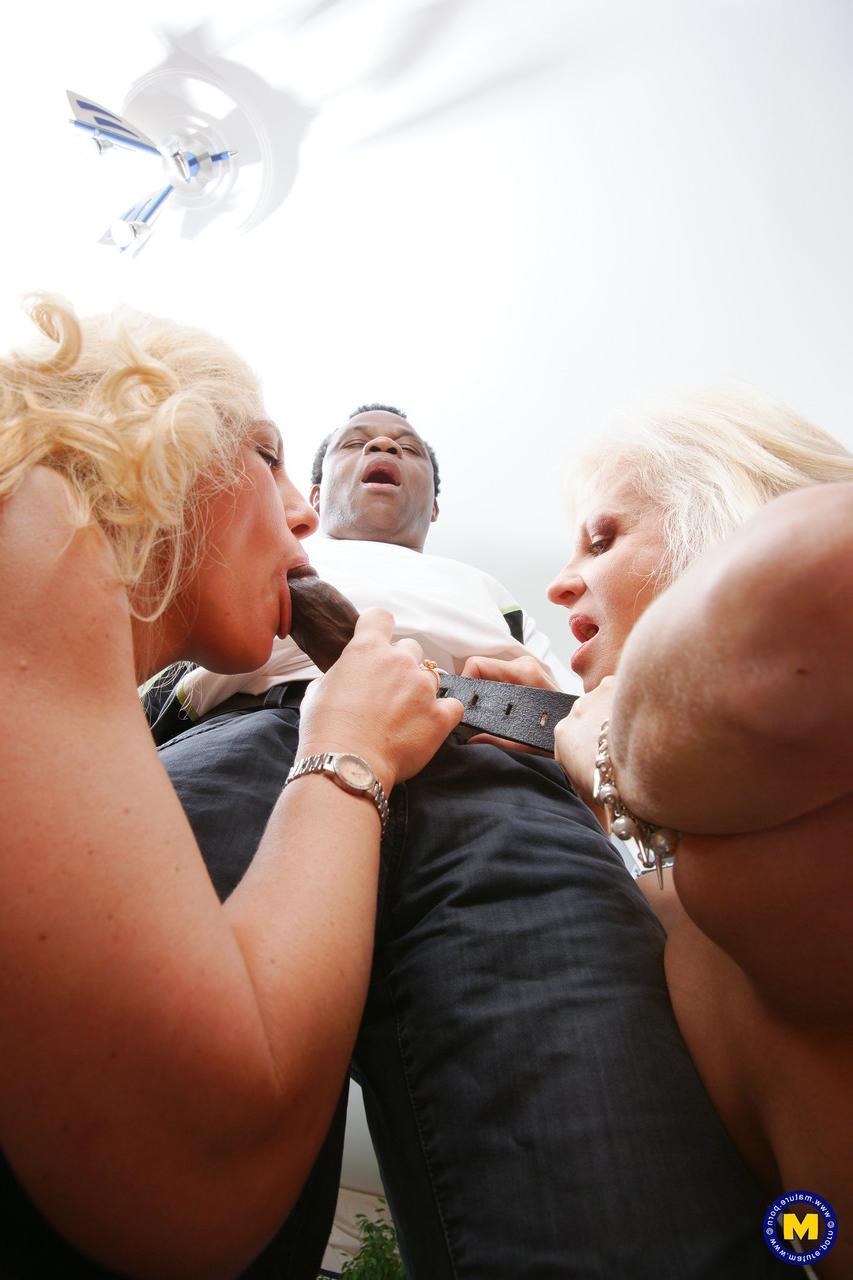 20P Die blonden Hausfrauen Avalon und Casandra teilen sich einen BBC und einen Cumshot in einem IR-Dreier