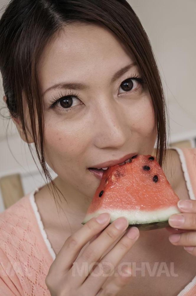 12P La Japonaise Mirei Yokoyama mange de la pastèque après une action en jupe haute