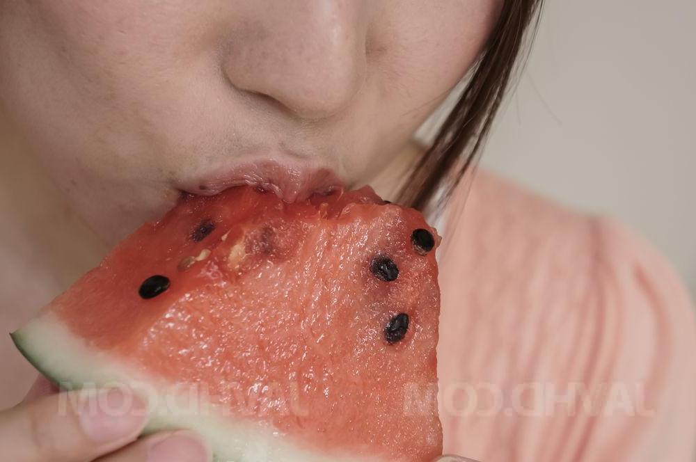 12P La Japonaise Mirei Yokoyama mange de la pastèque après une action en jupe haute