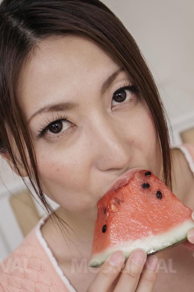 12P La Japonaise Mirei Yokoyama mange de la pastèque après une action en jupe haute