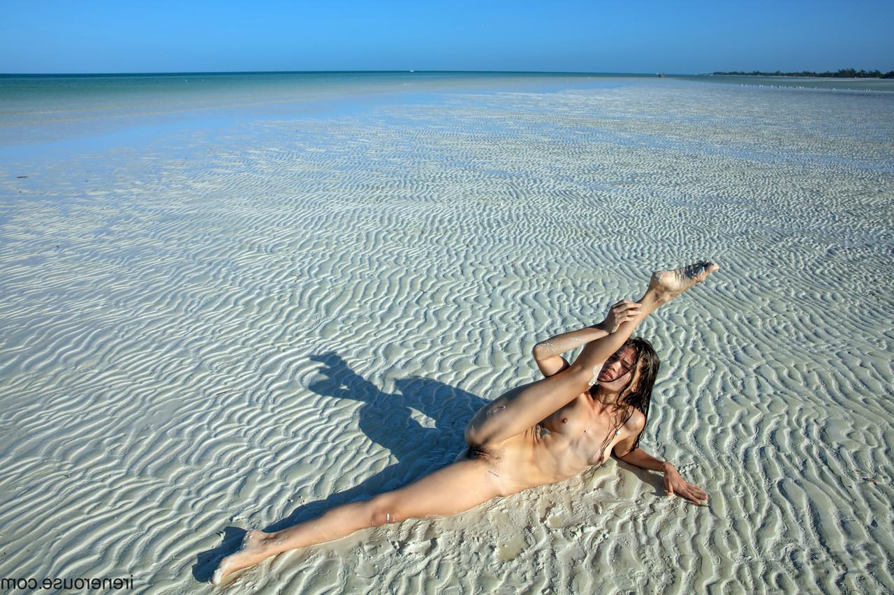 15P A doce adolescente Irene Rouse abre suas pernas finas e posa nua na praia