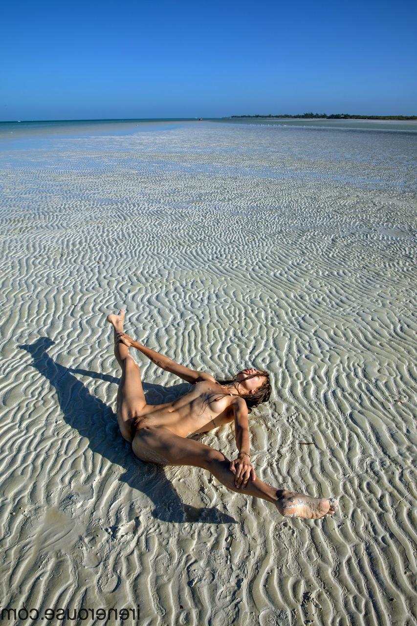 15P A doce adolescente Irene Rouse abre suas pernas finas e posa nua na praia