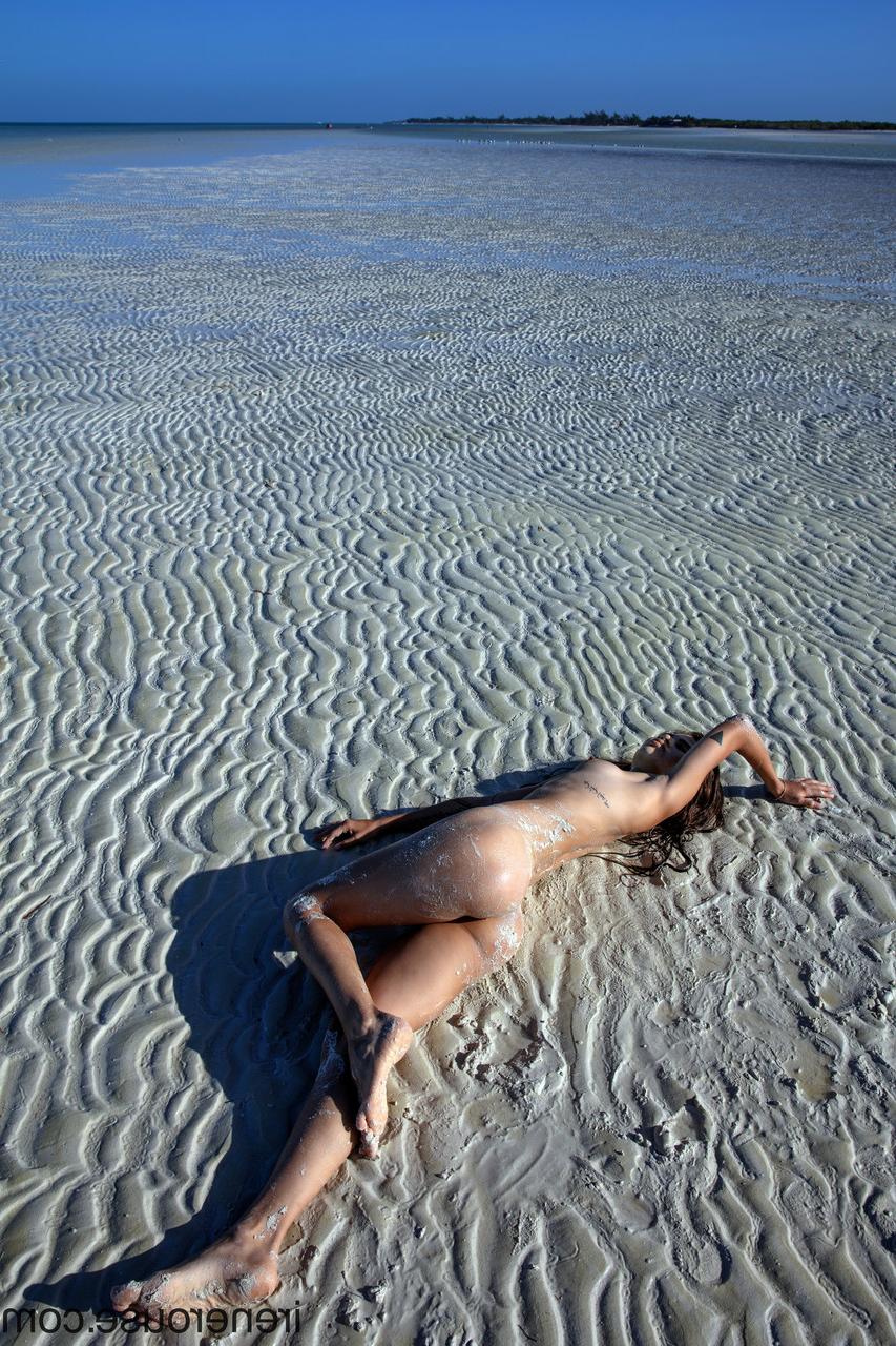 15P A doce adolescente Irene Rouse abre suas pernas finas e posa nua na praia