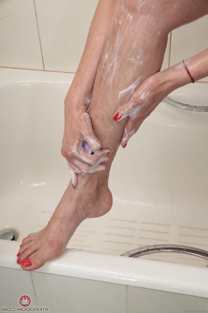 16P A la madura Karolina le encanta verter agua tibia en su coño peludo y sus grandes tetas