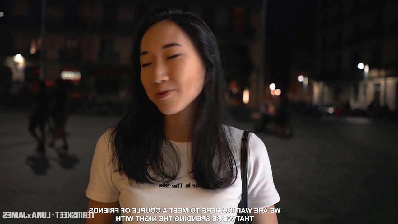 20P La jeune asiatique Luna X profite d'une séance de sexe en levrette en POV après un léchage de chatte.