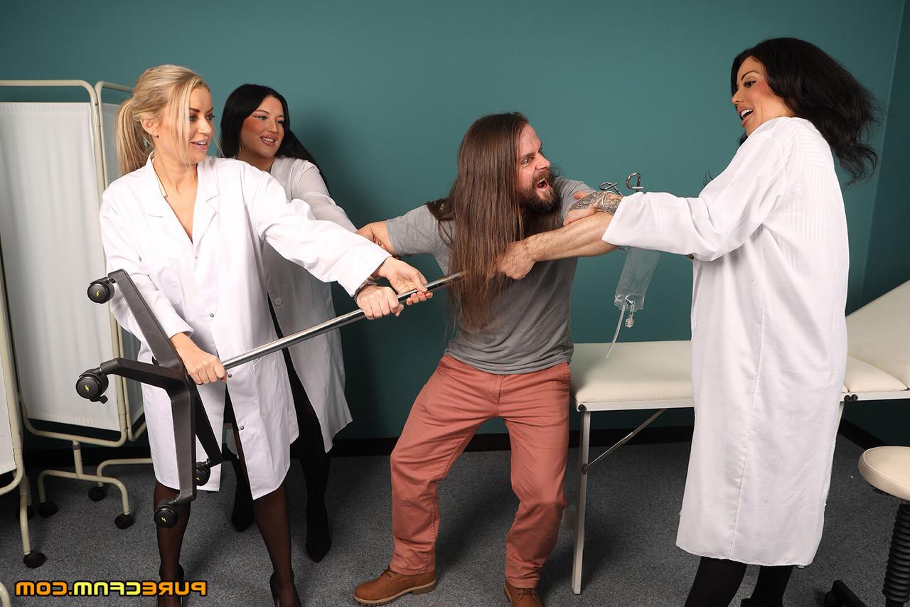 17P Mujeres británicas en batas de laboratorio someten a un paciente con un episodio de sexo CFNM