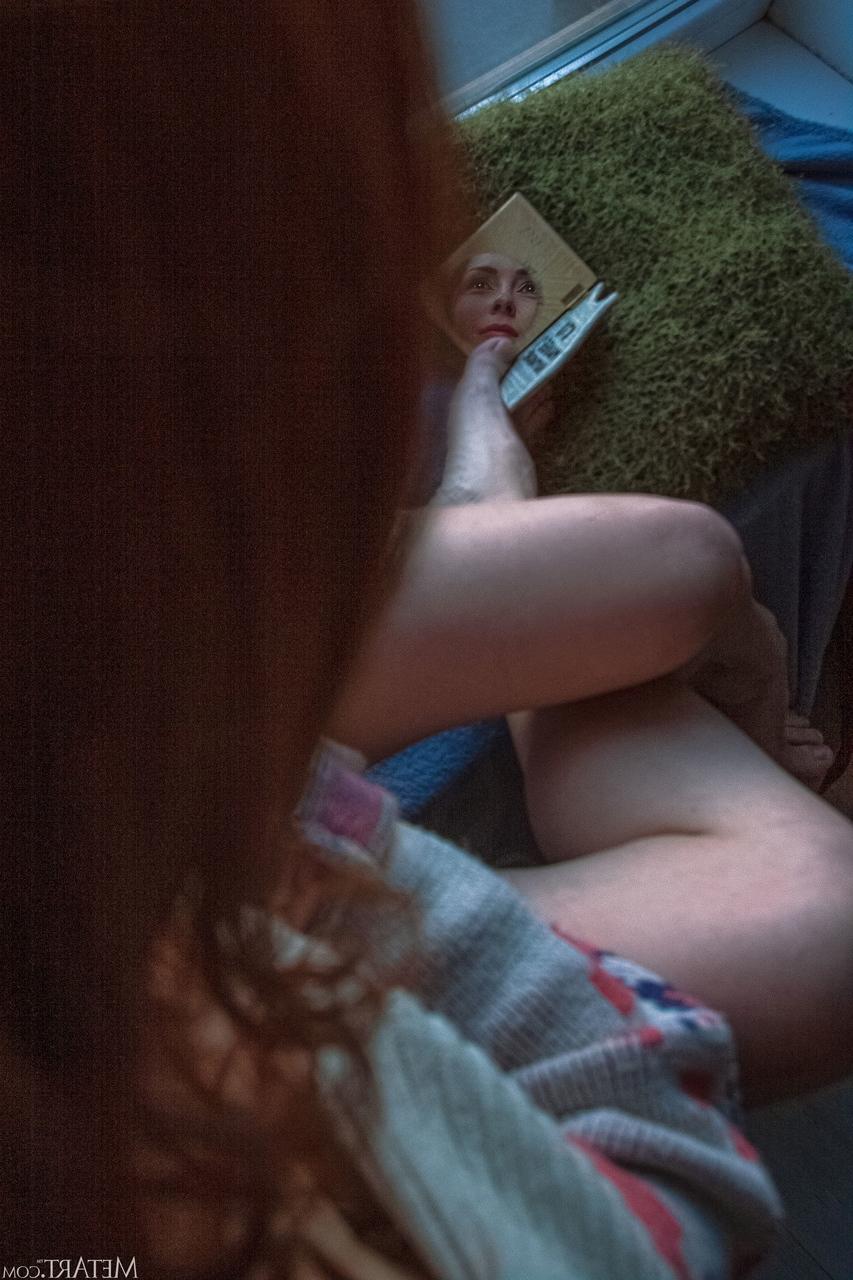 20P La jeune rousse Night A montre ses petits seins et écarte sa chatte poilue.
