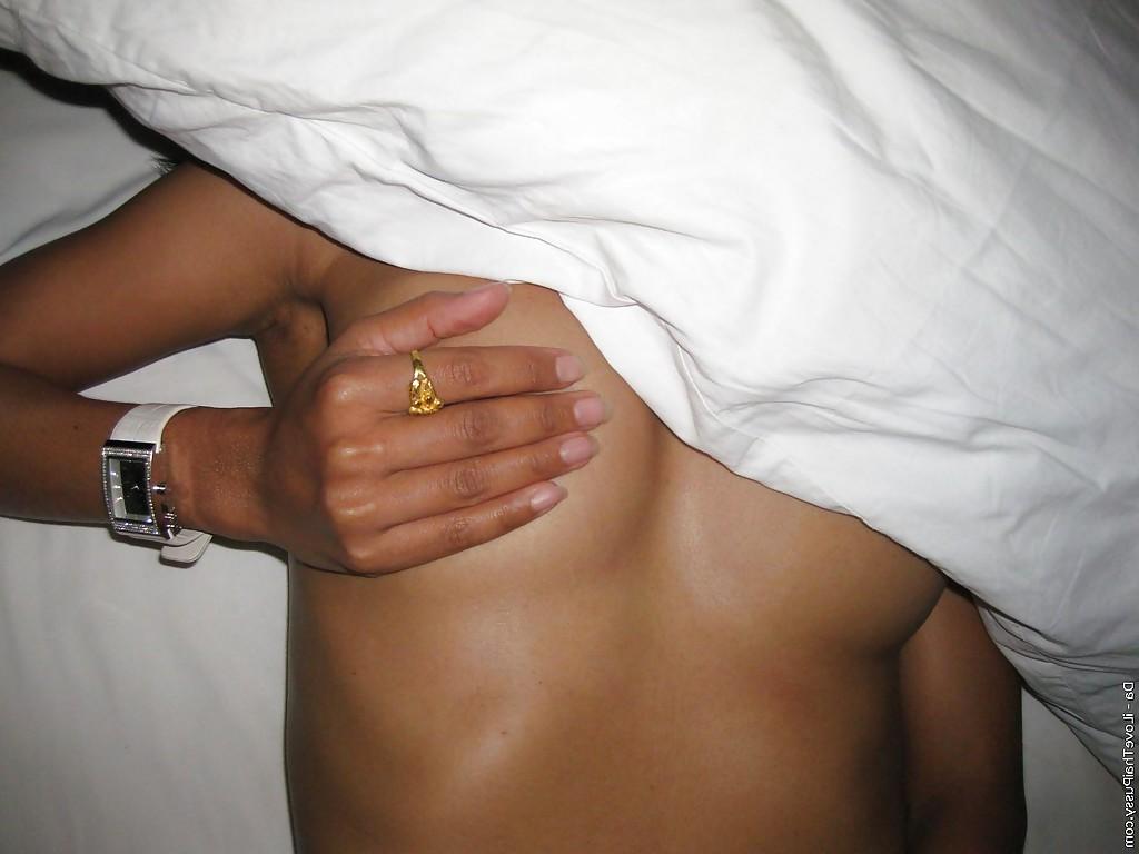 14P Zierliche Asiatin betrinkt sich und masturbiert mit rasierter Vagina