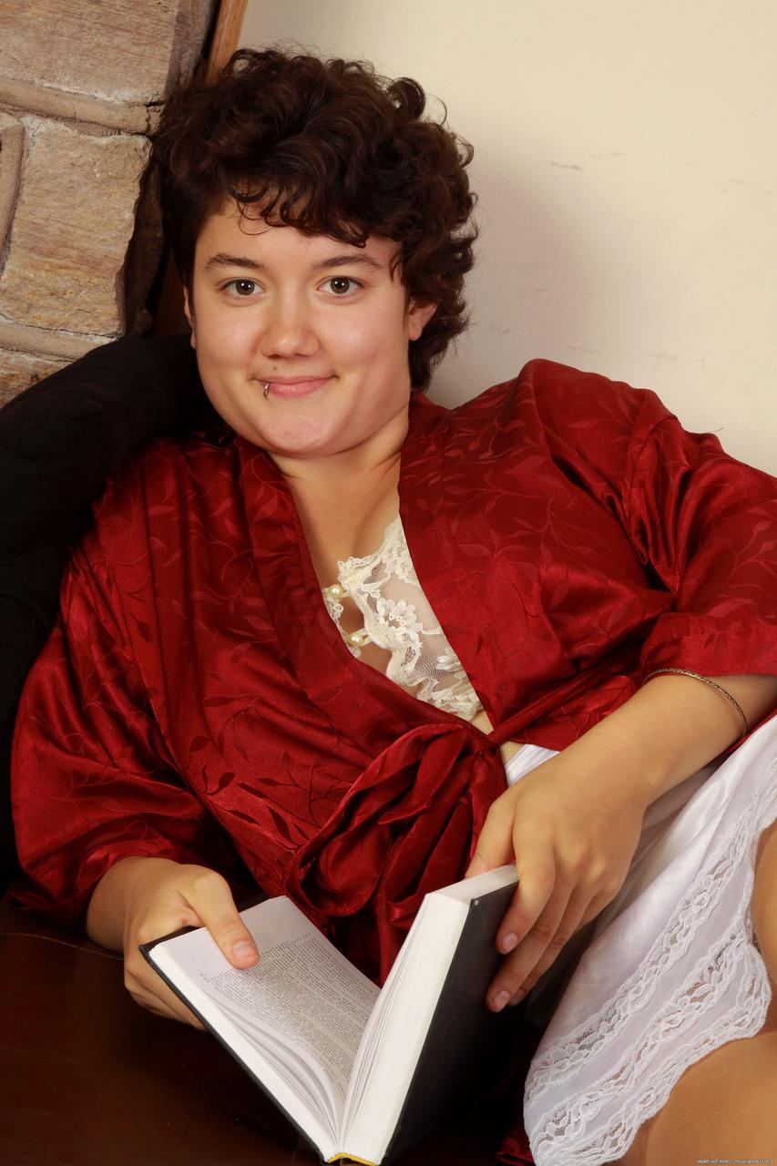 20P Kimmy gorda de cabelos cacheados revela seus peitos grandes e buceta peluda em um solo
