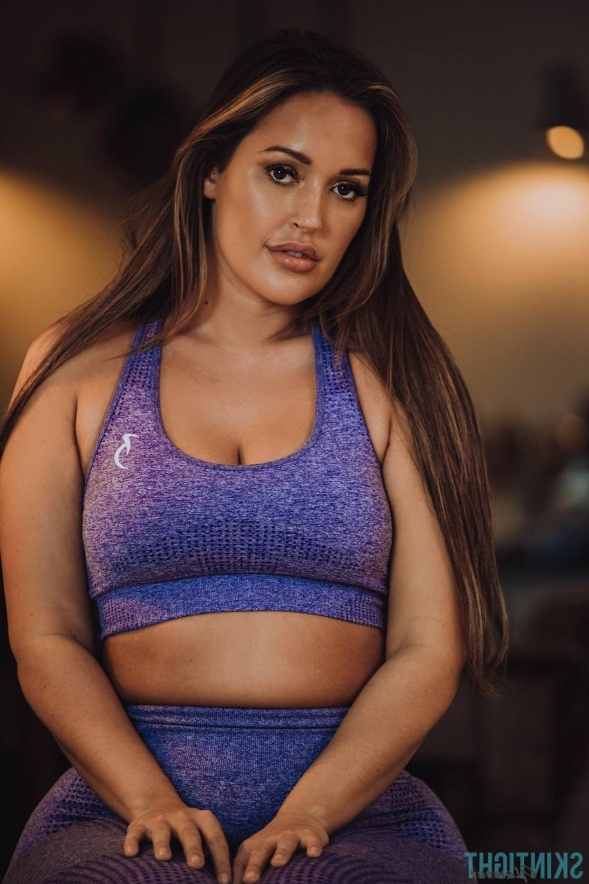 12P La chica con curvas frankie lain modela un atuendo ajustado antes de liberar sus firmes tetas