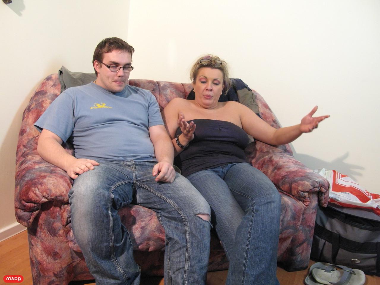 15P Chubby wife gets a thorough dicking through her ripped pantyhose
