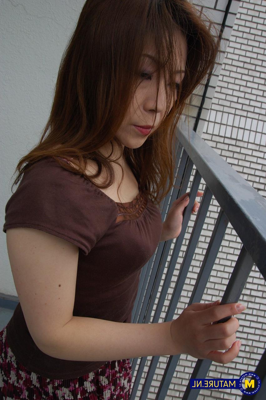 20P La MILF asiatique Yumi Kajiyama montre son gros butin et écarte sa chatte poilue.