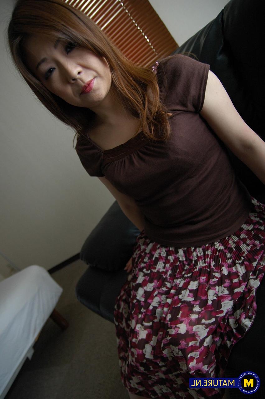 20P La MILF asiatique Yumi Kajiyama montre son gros butin et écarte sa chatte poilue.