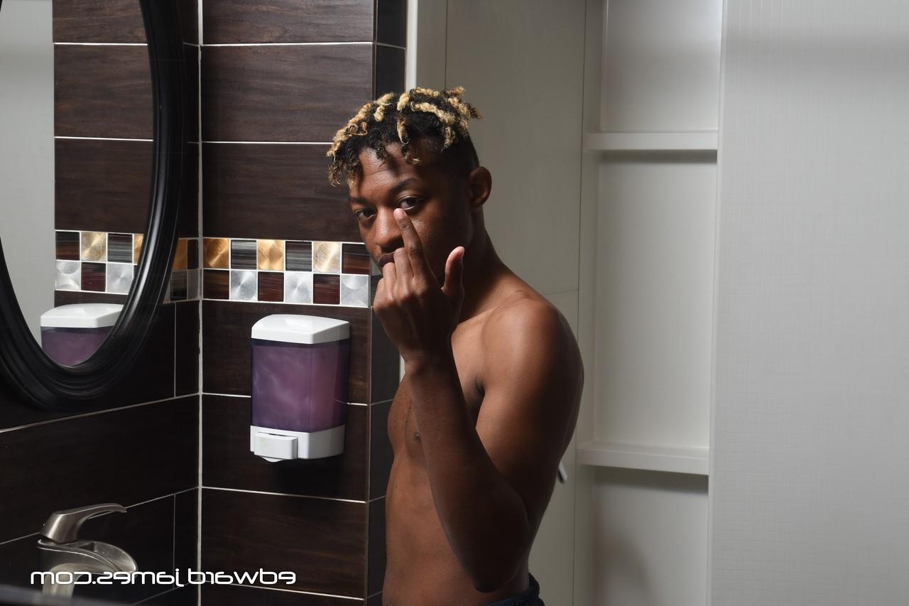20P Los sexys novios gays negros Hakunabad y Phoenix follan en la ducha