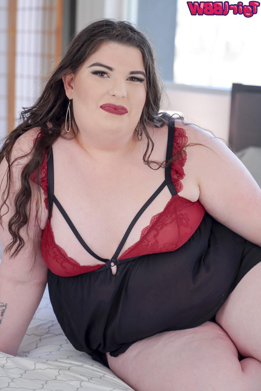 16P A travesti gorda e excêntrica Madame Morgan expõe seu corpo e posa nua de salto alto
