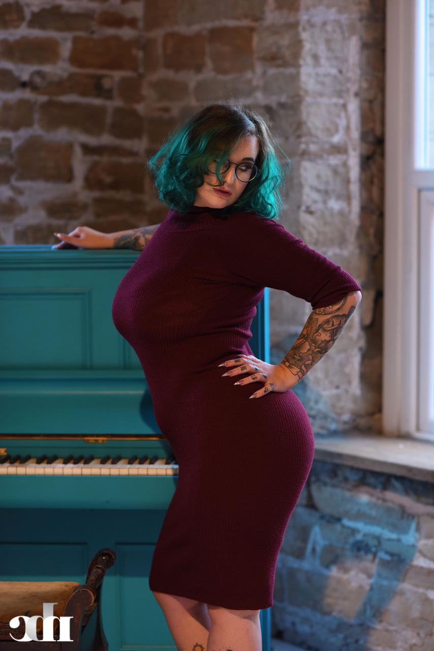 20P A gordinha tatuada Galda Lou mostra suas curvas monstruosas enquanto tira a roupa
