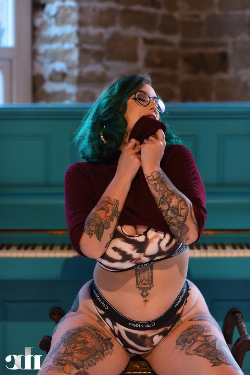20P A gordinha tatuada Galda Lou mostra suas curvas monstruosas enquanto tira a roupa