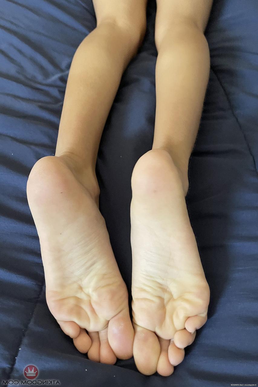 20P A pequena adolescente amadora Jade Kimiko expõe seus deliciosos buracos e espólios de perto