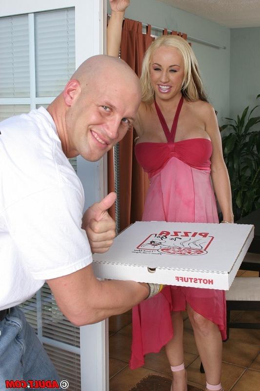 16P Well-stacked blonde MILF has some hardcore fun with a well-hung pizza-lad