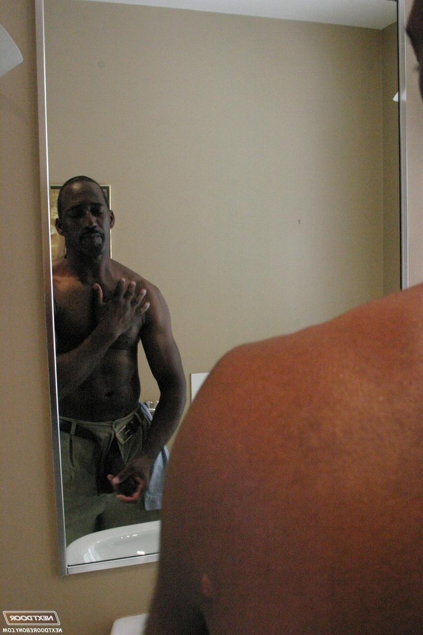 20P El apuesto hombre de negocios negro Colton se desnuda y acaricia su enorme vara
