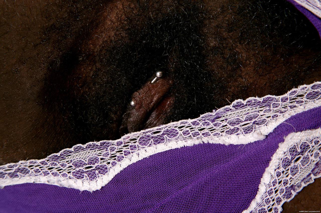 20P Tesão de ébano Lee expõe suas axilas peludas, sua vulva e seu grande saque