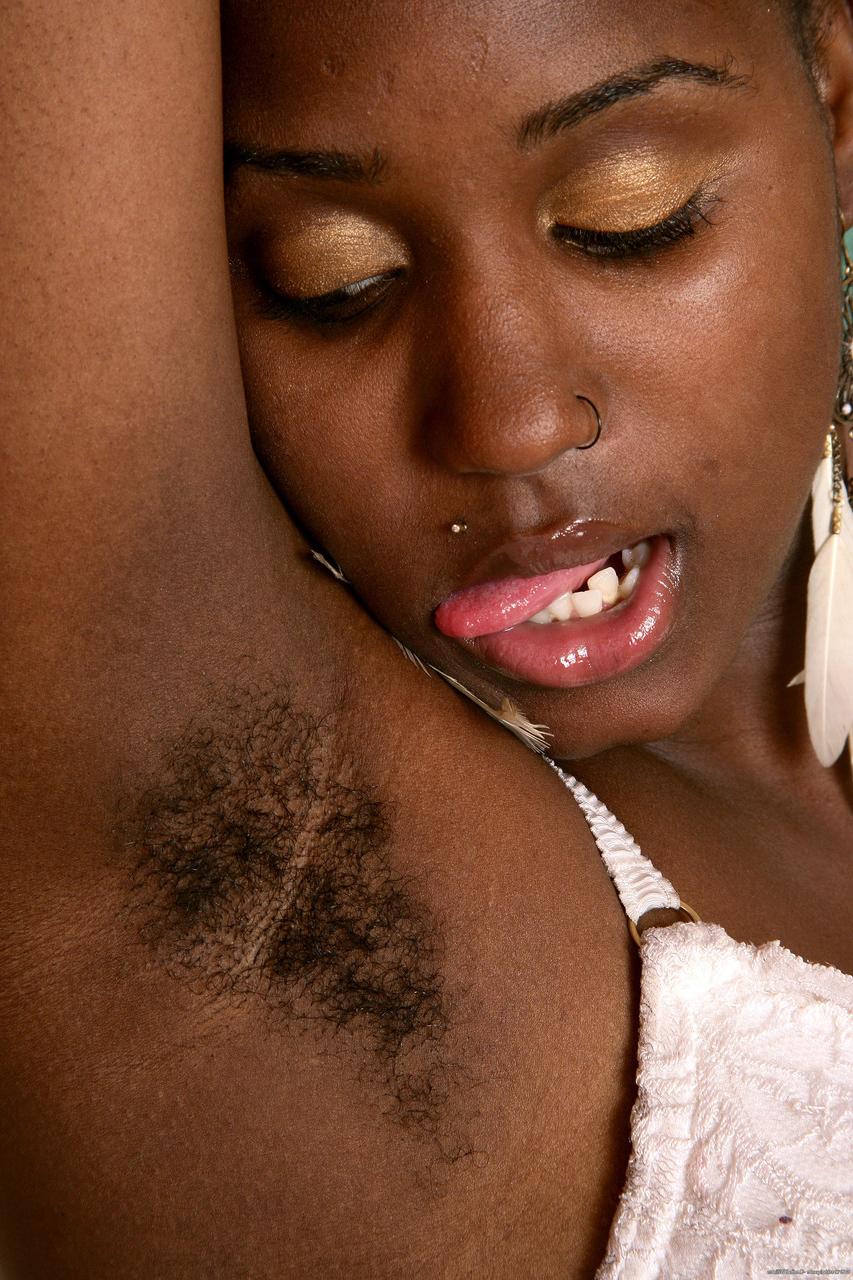 20P Tesão de ébano Lee expõe suas axilas peludas, sua vulva e seu grande saque