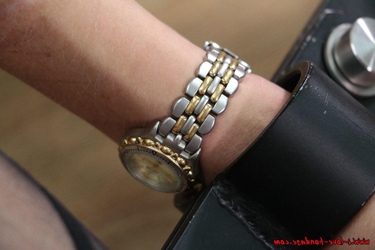 16P Une fille blanche est retenue par ses poignets et ses chevilles alors qu'elle porte une montre