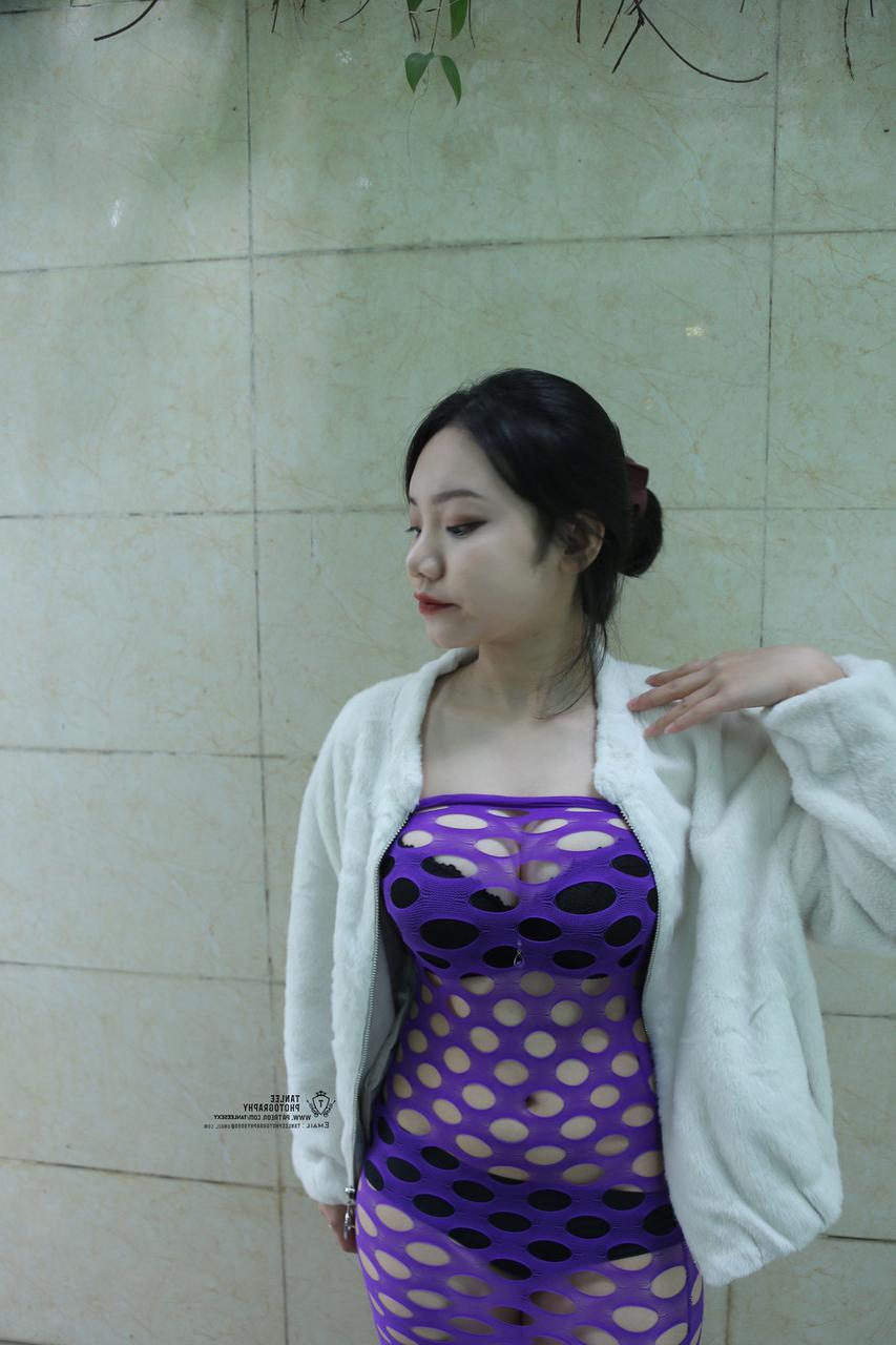 20P Brünettes asiatisches Mädchen posiert in sexy lila durchsichtigem Kleid im Freien