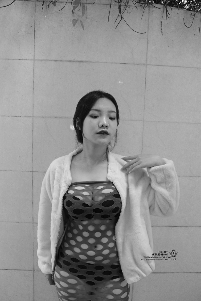 20P Brünettes asiatisches Mädchen posiert in sexy lila durchsichtigem Kleid im Freien