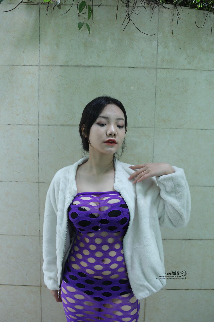 20P Brünettes asiatisches Mädchen posiert in sexy lila durchsichtigem Kleid im Freien