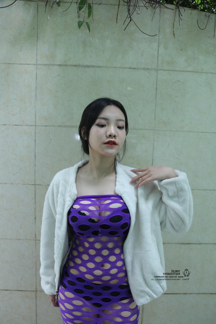 20P Brünettes asiatisches Mädchen posiert in sexy lila durchsichtigem Kleid im Freien