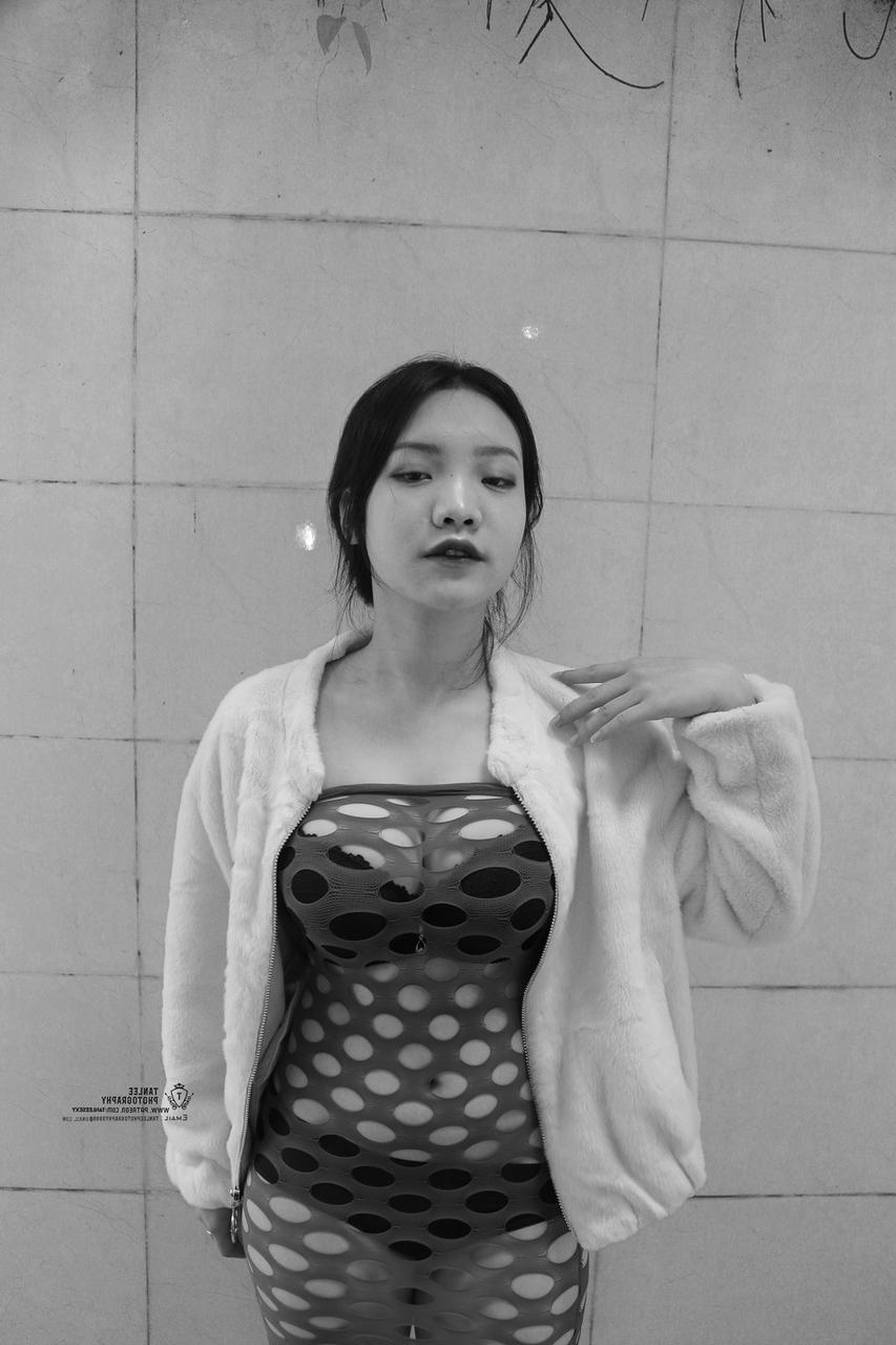 20P Brünettes asiatisches Mädchen posiert in sexy lila durchsichtigem Kleid im Freien