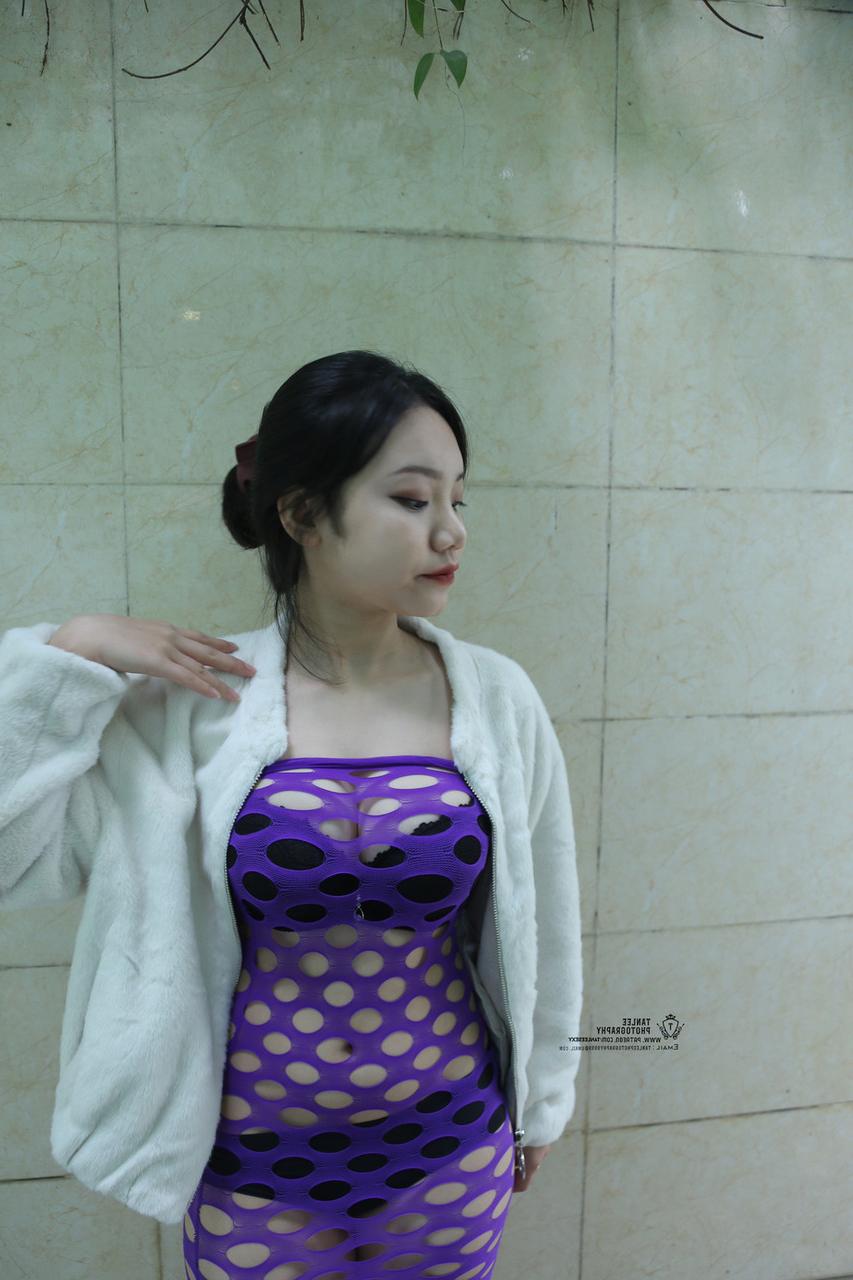 20P Brünettes asiatisches Mädchen posiert in sexy lila durchsichtigem Kleid im Freien