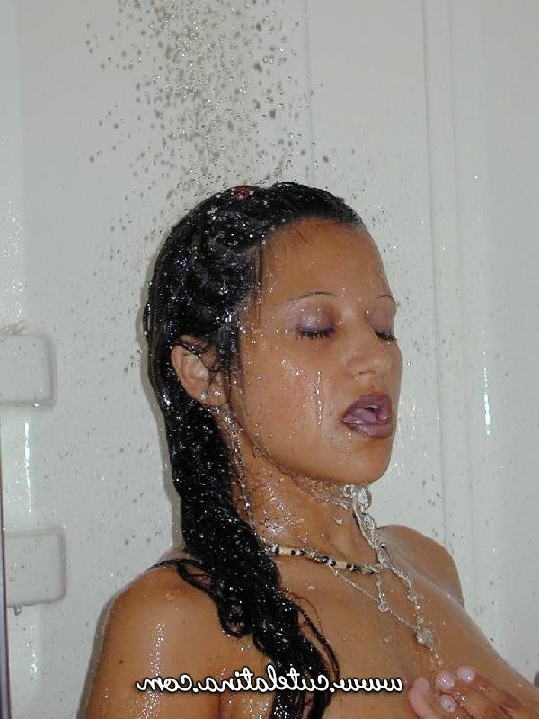 15P Une latina aux gros seins et son ami baisent sous la douche et sur un siège de toilettes.