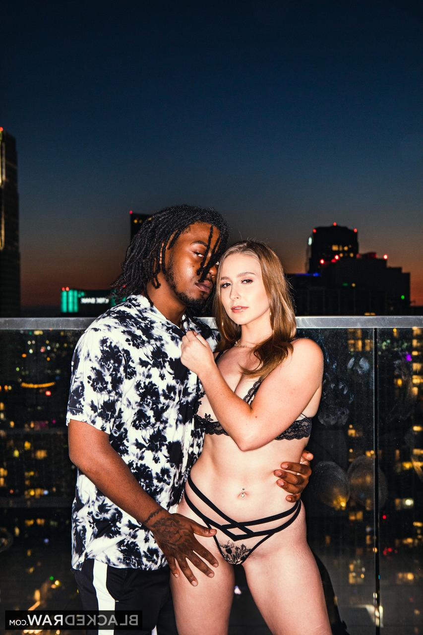 20P A pequena adolescente Laney Gray trata uma BBC com um boquete sexy e um passeio hardcore