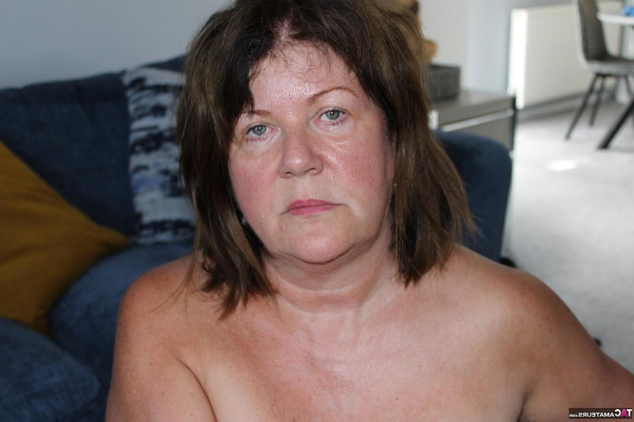 16P A gordinha madura Cassandra Uk se masturba antes de um boquete POV acontecer