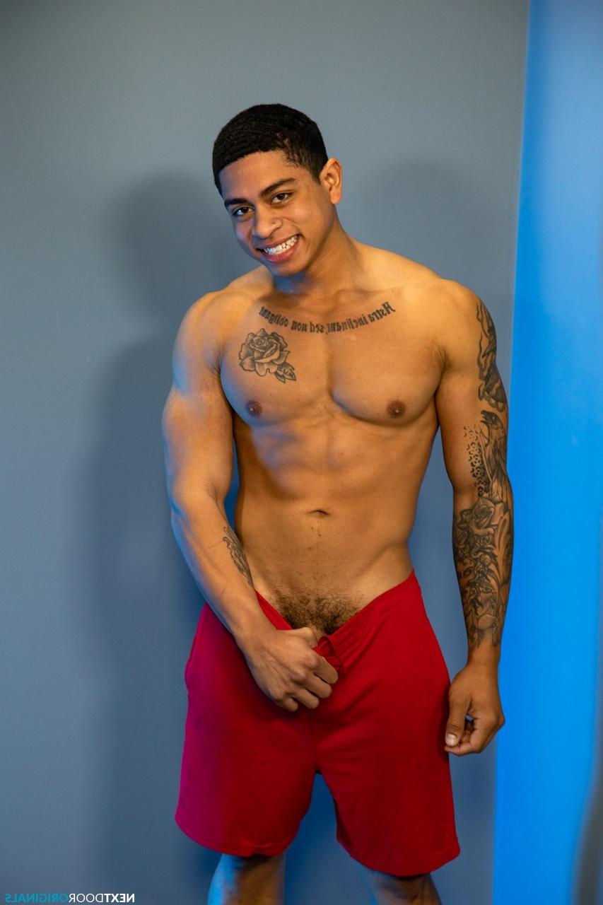 20P Roman Todd et Leon King, copains musclés de gym, se font sodomiser dans le vestiaire.