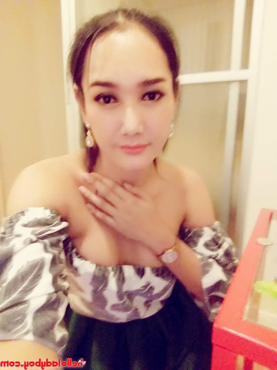 20P Des trans asiatiques brunes exhibent leurs petits corps dans des tenues sexy.