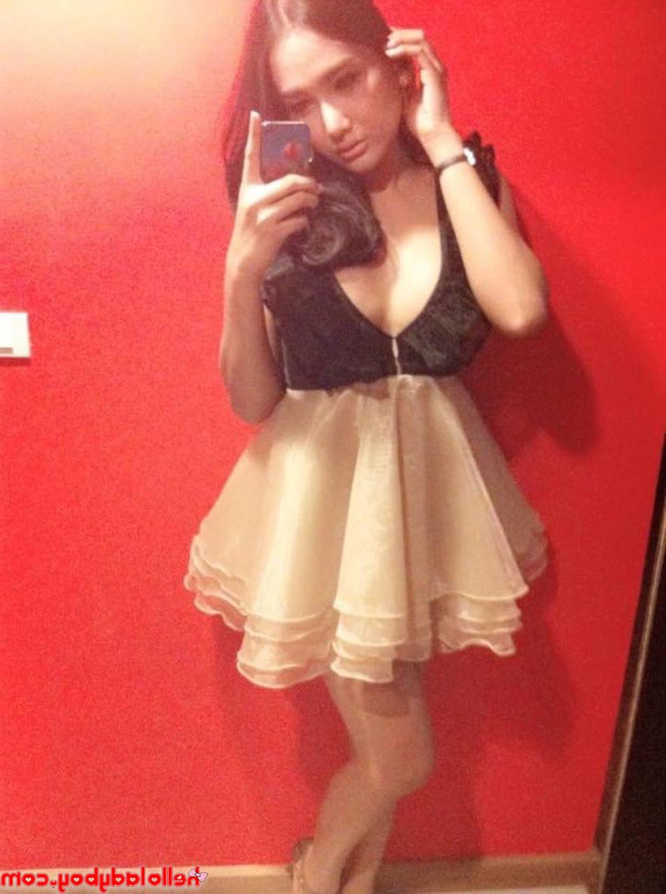 20P Des trans asiatiques brunes exhibent leurs petits corps dans des tenues sexy.