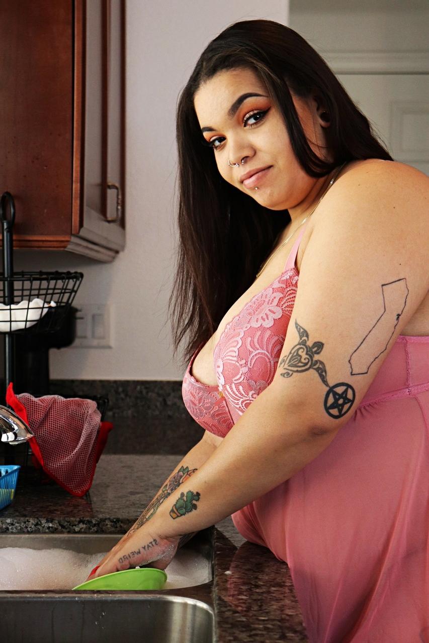 16P Brunette BBW Tony Hook shows her big tits and sucks a BBC before sex