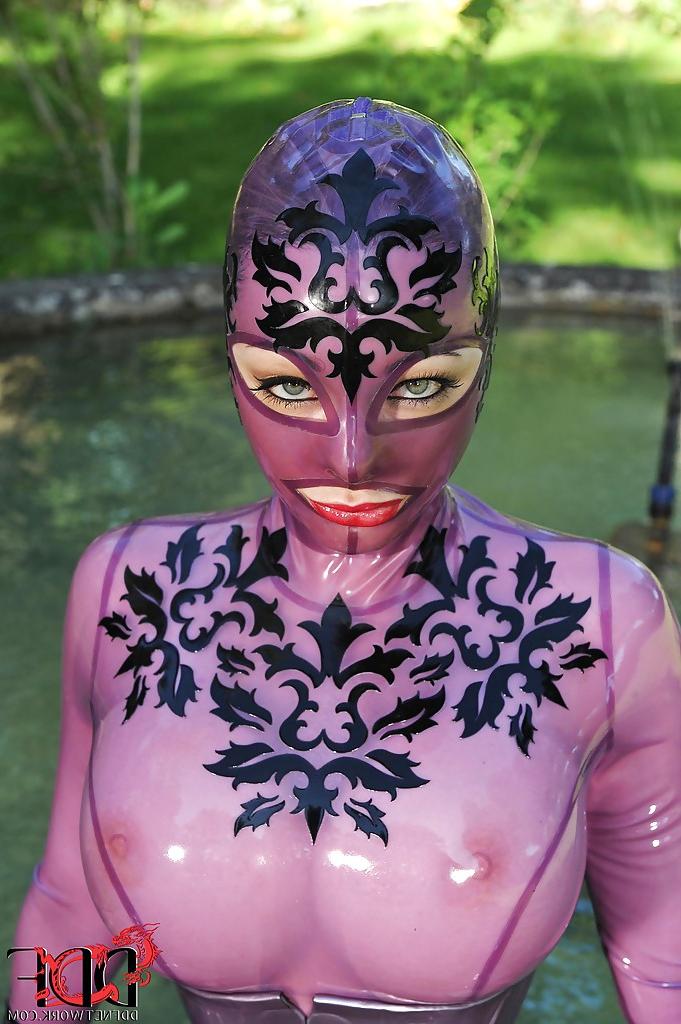 16P La nena adicta al látex Latex Lucy posa en el patio trasero con un uniforme loco